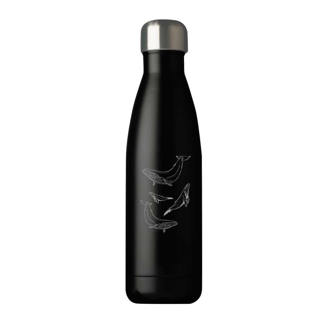 Botella térmica reutilizable de acero inoxidable con tapa. Color negro y dibujo en blanco de cuatro ballenas marca Puur Bottle
