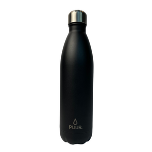 Botella térmica de acero inoxidable color negro con tapa y logo. Fondo blanco. Marca Puur Bottle