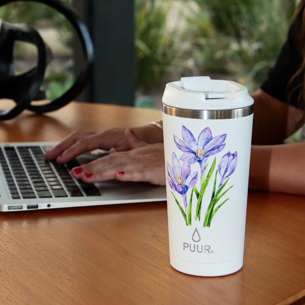 Vaso termico Puur 470ml con diseño de flores en escritorio