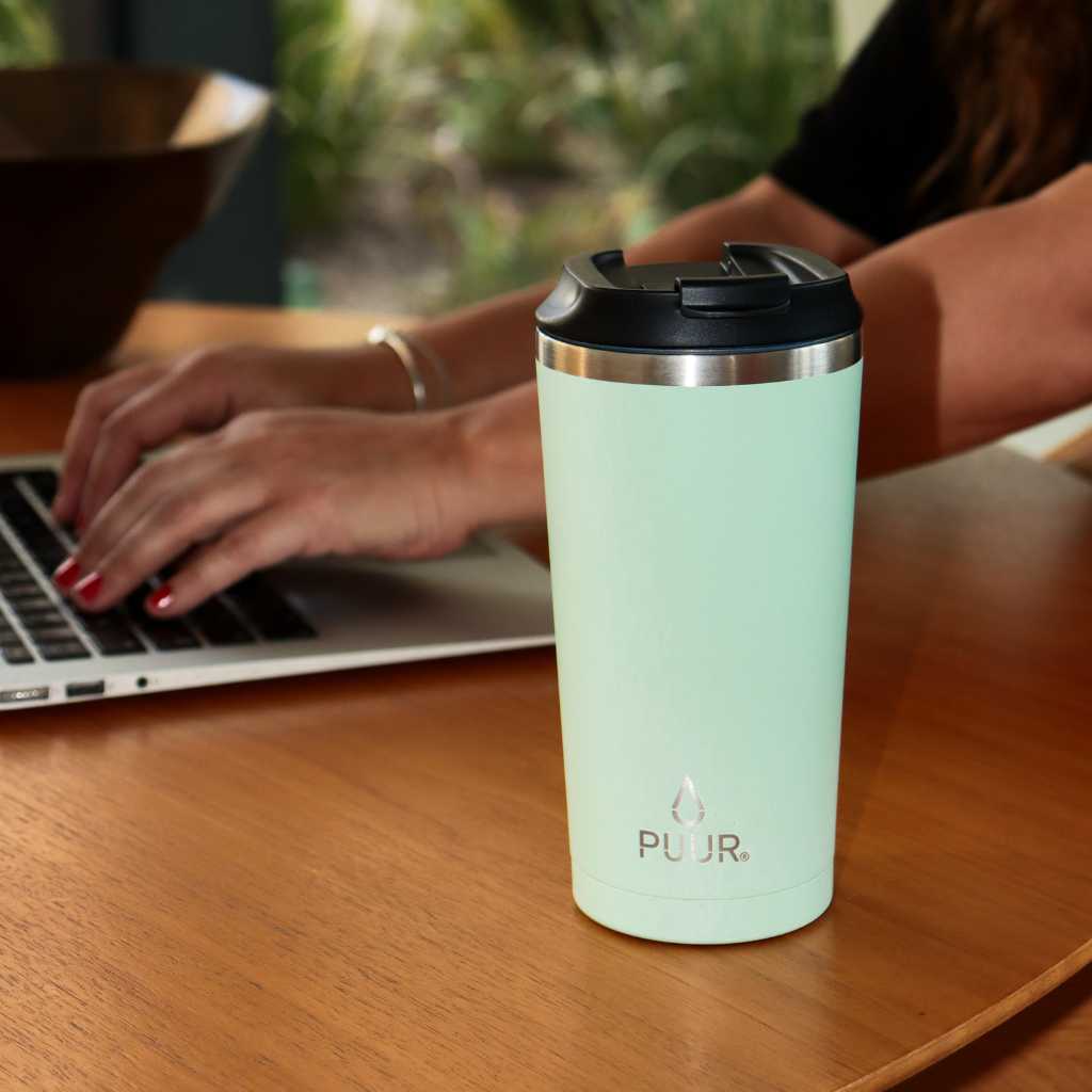 Vaso termico Puur 470ml color verde en escritorio