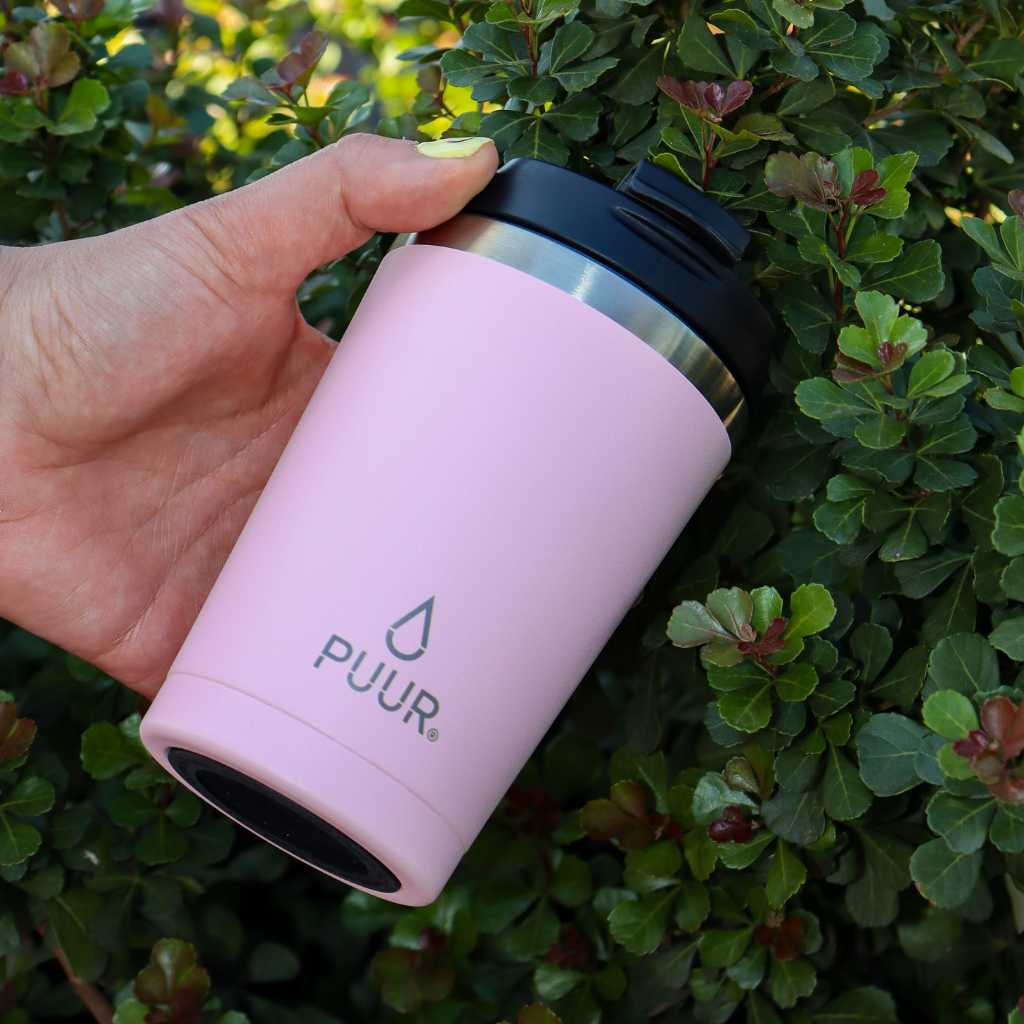 mano Vaso termico Puur 350ml rosa pastel en fondo de plantas
