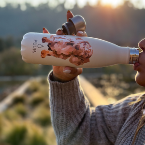 mujer bebiendo botella térmica Puur de diseño de perro salchicha 