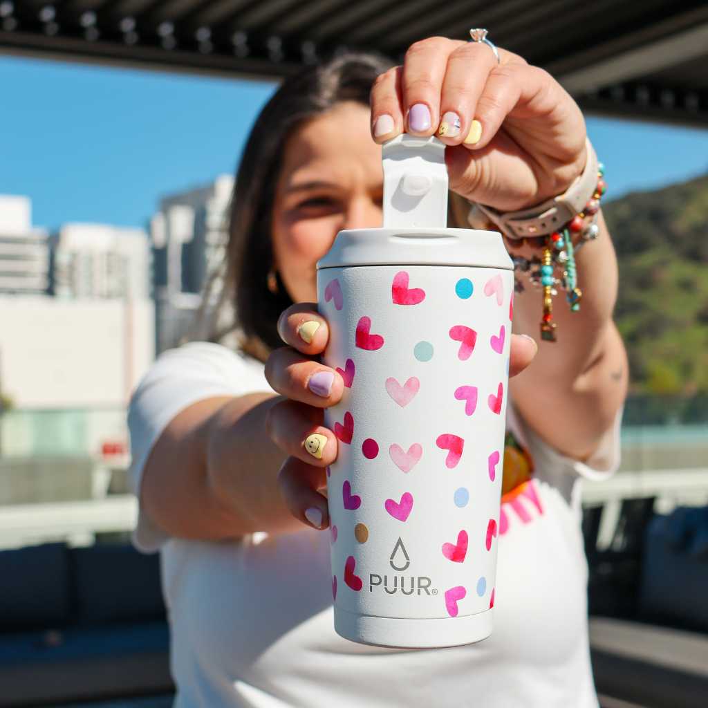 Perosna con Vaso termico Puur 470ml con diseño de corazones y tapa abierta