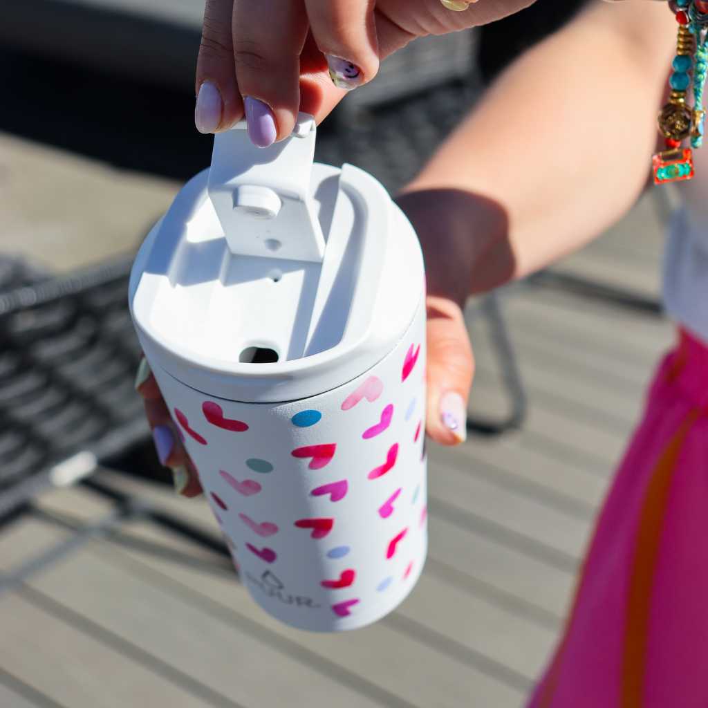 Vaso termico Puur 470ml con diseño de corazones y tapa abierta