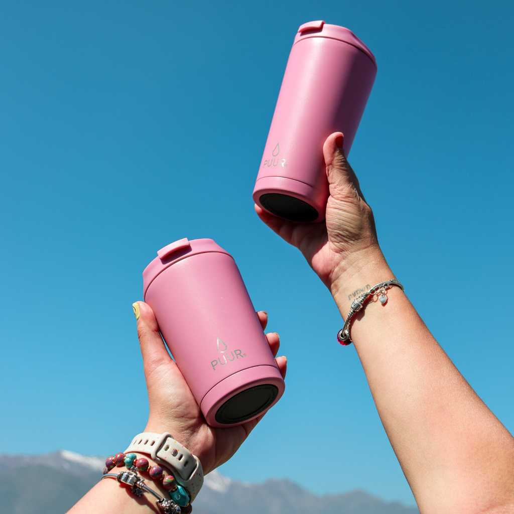 Manos con Vaso termico Puur 350ml ml de color palo rosa en el cielo