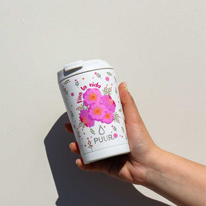 Mano con vaso termico Puur 350ml floreado en fondo blanco 