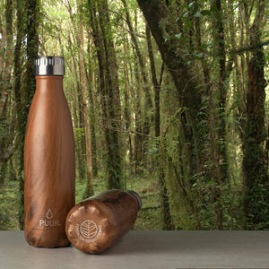 Botella de acero inoxidable de 500 ml que asemeja madera en bosque